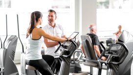 Trainer und Mitglied am Rad-Ergometer