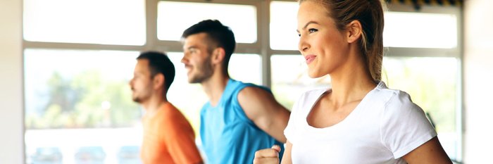 junge Menschen laufen auf dem Laufband im Fitnessstudio fit'n fun Kulmbach