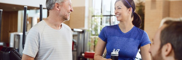 angenehme Menschen im Fitnessstudio