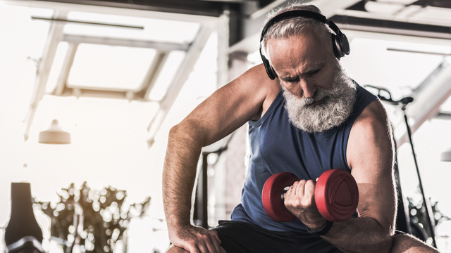 Jungebliebener Senior beim Training im Fitnessstudio fit'n fun Kulmbach 