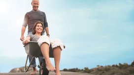 jungebliebenes und vitales Paar hat Spaß