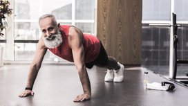 Jungebliebener Senior beim Fitnesstraining im Fitnessstudio fit'n fun Kulmbach 