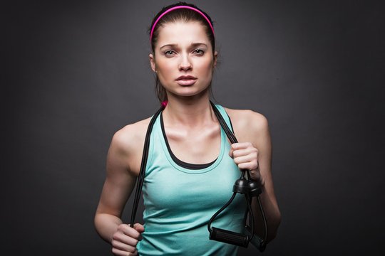 Schlanke und trainierte Frau in Sportkleidung