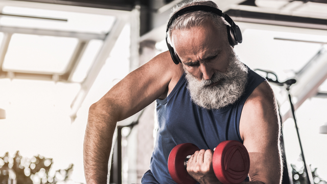 Jungebliebener Senior beim Fitnesstraining im Fitnessstudio