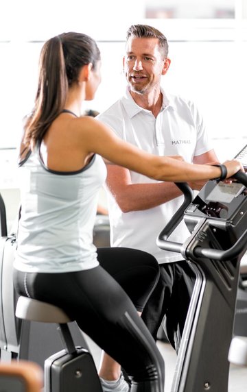 Trainer und Mitglied am Rad-Ergometer