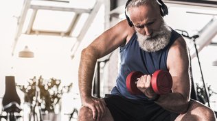 Jungebliebener Senior beim Training im Fitnessstudio fit'n fun Kulmbach