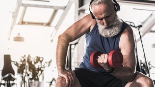 Jungebliebener Senior beim Training im Fitnessstudio fit'n fun Kulmbach 