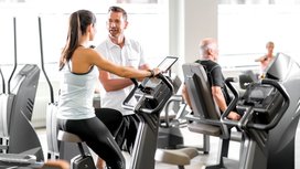 Trainer und Mitglied am Rad-Ergometer