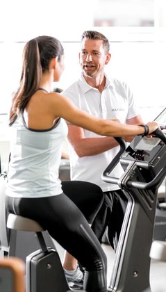 Trainer und Mitglied am Rad-Ergometer