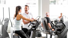 Trainer und Mitglied am Rad-Ergometer