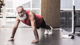 Jungebliebener Senior beim Fitnesstraining im Fitnessstudio fit'n fun Kulmbach