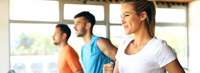 junge Menschen laufen auf dem Laufband im Fitnessstudio fit'n fun Kulmbach