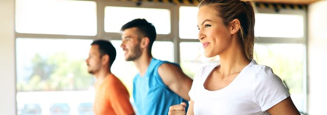 junge Menschen laufen auf dem Laufband im Fitnessstudio fit'n fun Kulmbach