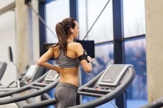 Junge Frau läuft auf dem Laufband im Fitnessstudio fit'n fun Kulmbach