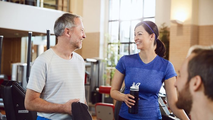 angenehme Menschen im Fitnessstudio