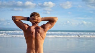 Muskelrelief des Rückens bei einem Mann am Meer
