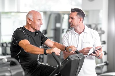 Trainingseinweisung für älteren Mann