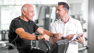 Trainingseinweisung für älteren Mann